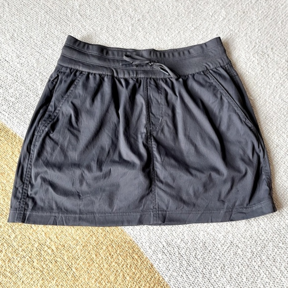 The North Face Aphrodite Skort in Asphalt Grey. Small.